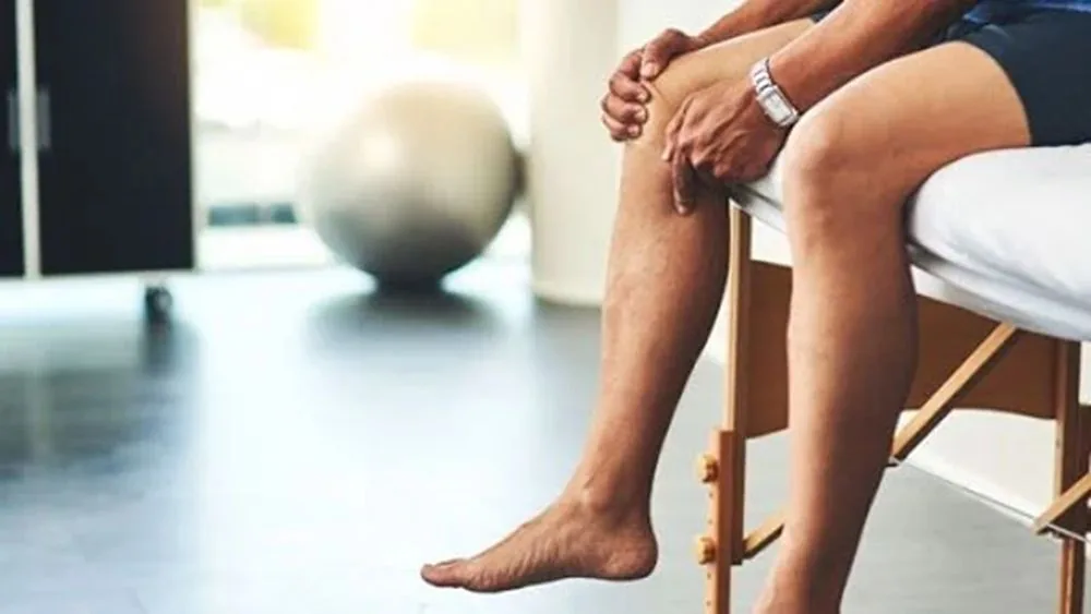 Bệnh viện Sante - Đau đầu gối khi đứng lên ngồi xuống điều trị như thế nào? (Hình 2)