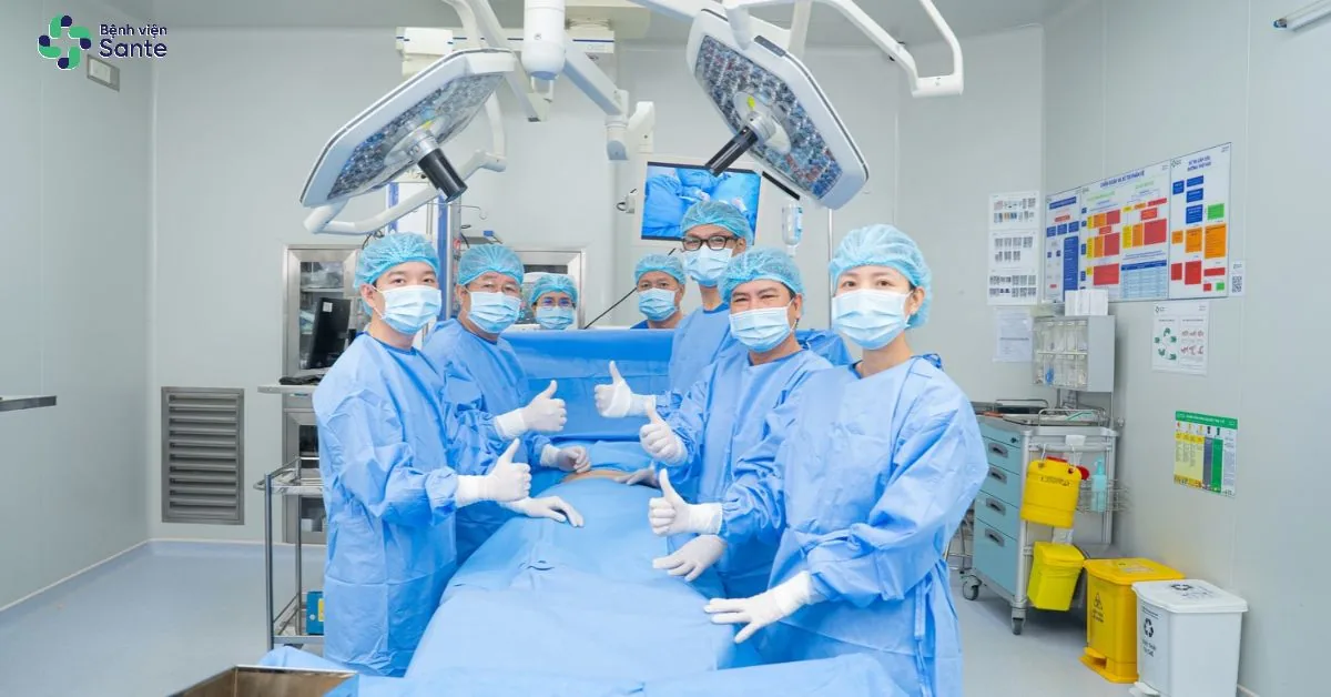 Bệnh viện Sante - Thay Khớp Gối Hết Bao Nhiêu Tiền? Chi Phí Và Mức BHYT Chi Trả 2026 (Hình 4) Hệ thống phòng mổ áp lực dương vô khuẩn tiêu chuẩn ISO 6 Class 1000 chuyên khoa Chấn thương chỉnh hình Bệnh viện Sante