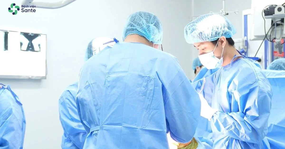 Bệnh viện Sante - Thay Khớp Gối Là Gì? Chỉ Định, Quy Trình & Phục Hồi Sau Mổ (Hình 5) Ekip Chấn thương chỉnh hình phẫu thuật thay khớp gối tại phòng mổ sạch ISO 6 Bệnh viện Quốc tế SANTE